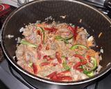 Foto del paso 1 de la receta: Carne salteada con mini budín de arroz y ensalada