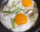 Hình bước làm 2 của món Bánh mì ốp La +chả bò