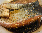 Foto del paso 1 de la receta: Salmón con miel y salsa de soja en Freidora de Aire