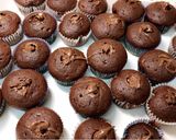 صورة لخطوة 6 من وصفة كب كيك بالشوكولاته 🍫