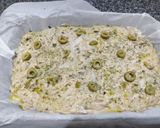 Foto del paso 4 de la receta Focaccia de espelta con cebolla y aceitunas (sin amasado)