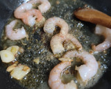 Foto del paso 2 de la receta: Camarones al pil pil (con ají verde)