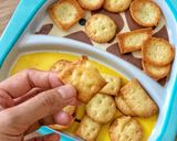 Hình bước làm 5 của món Bánh cracker phô mai. Siêu dễ làm