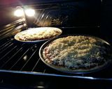 Foto langkah ke 4 dari resep Pizza anti gagal a-la Indi.