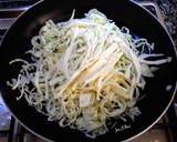 Foto del paso 1 de la receta: Hojas de col con verduras y bechamel gratinada