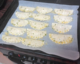 Foto del paso 9 de la receta: Empanadillas de atún, langostinos, huevo duro y olivas