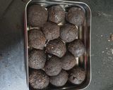 A picture of step 2 of Leftover laddoo.