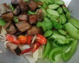 Foto langkah ke 3 dari resep Oseng Ikan Asin Pete.