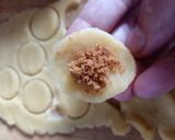 Foto langkah ke 3 dari resep Pastel Abon Mini ngeprul empuk.