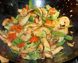 Foto del paso 4 de la receta: CAMARONES SALTEADOS CON HONGOS SHIITAKE, VAINAS DE ARVEJAS VERDES Y SALSA DE OSTRA. JON STYLE