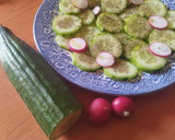 Foto del paso 1 de la receta: Aliño de pepino holandés con rabanitos al orégano 🌱