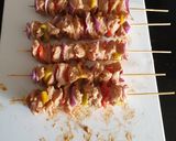 A picture of step 5 of Juicy chicken skewers/mshikakis.