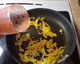 Une image de l'étape 1 de Dahl lentille corail au lait de coco.