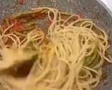 Foto del passaggio 5 della ricetta Spaghetti con fagiolini al sugo di pomodoro fresco, basilico e cacio ricotta