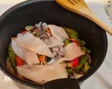Foto del paso 4 de la receta: Chipirones guisados con pimientos