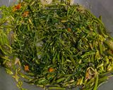 Foto langkah ke 3 dari resep 59. Oseng Kangkung campur bunga kates.