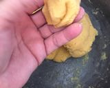 Foto del paso 2 de la receta: Arepas de harina pan amarilla con huevos perico