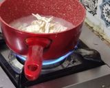 A picture of step 2 of Banmian noodle (板麵).