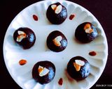 A picture of step 6 of Rich in antioxidant dark chocolate walnut dry fruits crispy ball.