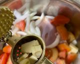 صورة لخطوة 2 من وصفة صينية فخاد وصدورة مع بصل وبطاطا وبندورة
