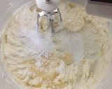 Foto langkah ke 2 dari resep Simple Basic Butter Cream.