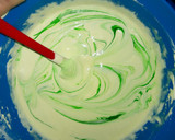 Foto langkah ke 7 dari resep Bolu Pandan Santan Kukus.