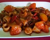 Foto langkah ke 6 dari resep Cumi Saus Asam Manis Pedas.