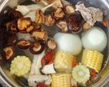 Hình bước làm 2 của món Lẩu gà thuốc bắc