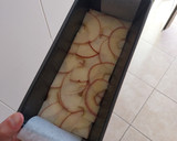 Foto del paso 3 de la receta: Bizcocho de yogurt invertido de manzana y piñones sin gluten
