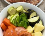 صورة لخطوة 1 من وصفة صينية الدجاج بالخضار🍽🍅🍆🥕