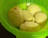 Foto del paso 2 de la receta: Patatas rellenas de gulas con gambas