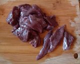 รูปขั้นตอนการทำที่ 1 ของ ตับหมูผัดพริก
