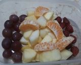 Foto langkah ke 1 dari resep Salad buah saus yogurt homemade.