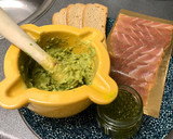 Foto del paso 1 de la receta: Canapés de guacamole, ventresca ahumada, perlas de aceite y salsa kimchi