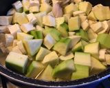 Une image de l'étape 2 de Purée moulinée « rose » aux panais et courgettes.