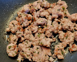 Foto del paso 3 de la receta: Revuelto de garbanzos, con butifarra, huevo y toque de sobrasada y miel