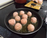 Foto del paso 2 de la receta: Albóndigas rellenas con salsa de cebollas y vino de Jerez