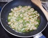 Foto del paso 3 de la receta: Gulas con gambas al ajillo, almejas, tomate frito y huevo