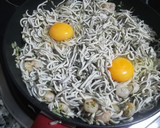 Foto del paso 3 de la receta: Salteado de gulas con gambas y huevo cuajado