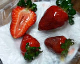 Foto del paso 3 de la receta: Frutillas perfectas!! Decorando casi profesionalmente... 🍓🍓🍓