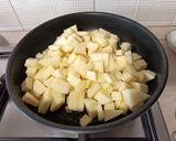 Foto del passaggio 1 della ricetta Sbriciolata di mele e uvetta
