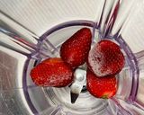 A picture of step 1 of Strawberry shake.