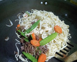 Foto langkah ke 4 dari resep Mie Goreng Bumbu Teriyaki.