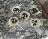 Foto del paso 2 de la receta: Medallones de chocolate blanco y semi amargo rellenos de Oreos