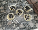 Foto del paso 2 de la receta: Medallones de chocolate blanco y semi amargo rellenos de Oreos