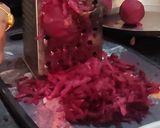 चविष्ट आणि पौष्टिक बीटरूट हलवा..(Beetroot Halwa Recipe In Marathi) रेसिपी स्टेप 2 फोटो 
