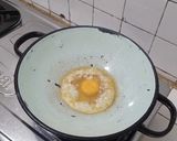 Foto langkah ke 1 dari resep Telor Ceplok Kuah Kecap.