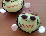 A picture of step 4 of Vickys Halloween Cake Decorating Ideas.