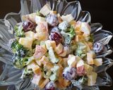 Foto del paso 8 de la receta: Ensalada con uvas, manzanas, brócoli y queso amarillo