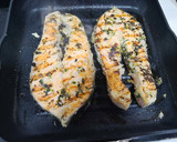 Foto del paso 6 de la receta: Salmón emperejilado a la plancha
